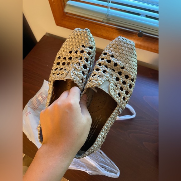 Toms Braided Silver Slipon Flats US6 - Picture 8 of 8